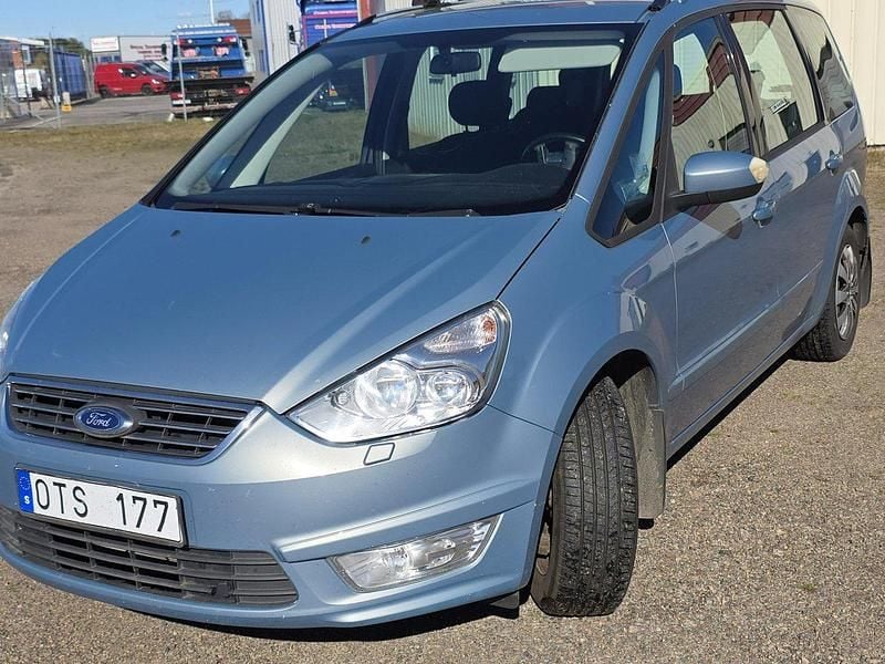 Grå Begagnad 2010 Ford Galaxy Trend Minibuss | 27 000 kr (Marknadspris) - Bild 1/4
