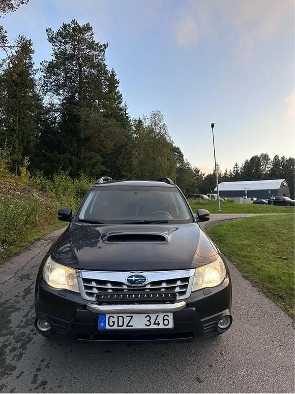 Grå Begagnad 2011 Subaru Forester SUV | 15 000 kr (Superpris) - Bild 1/4