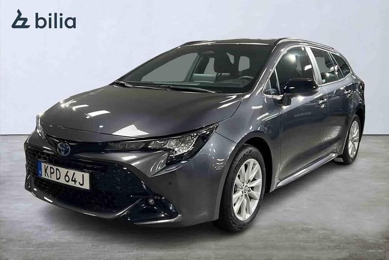 Grå Begagnad 2025 Toyota Corolla Kombi | 319 900 kr (Marknadspris) - Bild 1/1
