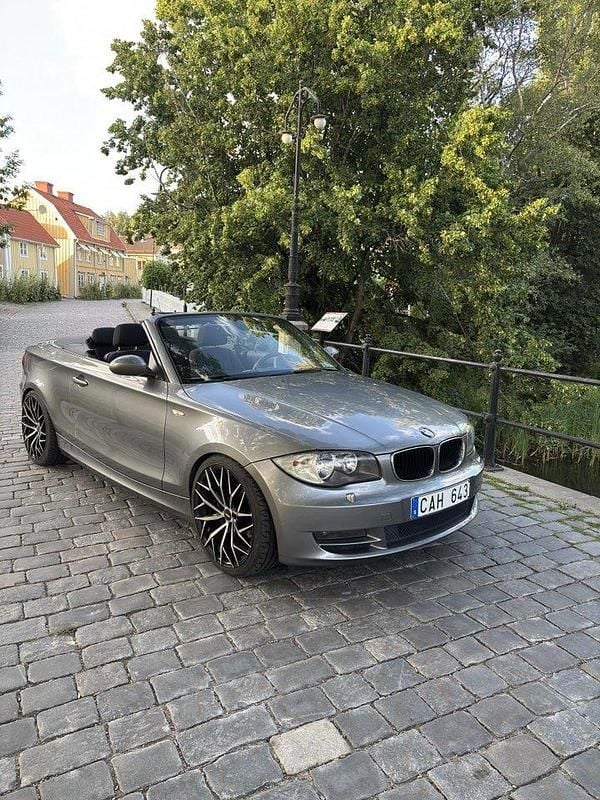 Grå Begagnad 2009 BMW 118 Cabriolet Advantage Cab | 89 000 kr - Bild 1/4