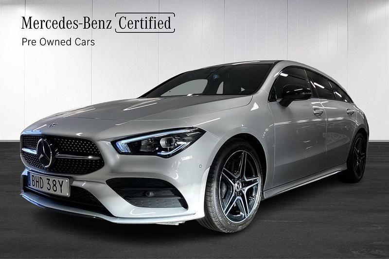 Silver Begagnad 2023 Mercedes CLA200 Shooting Brake AMG Kombi | 324 000 kr (Marknadspris) - Bild 1/4