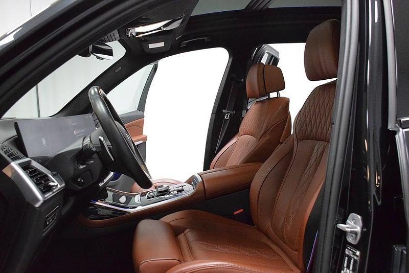 Begagnad BMW X7 Exclusive 352 HK (258 kW) 2023 Black sapphire metallic SUV