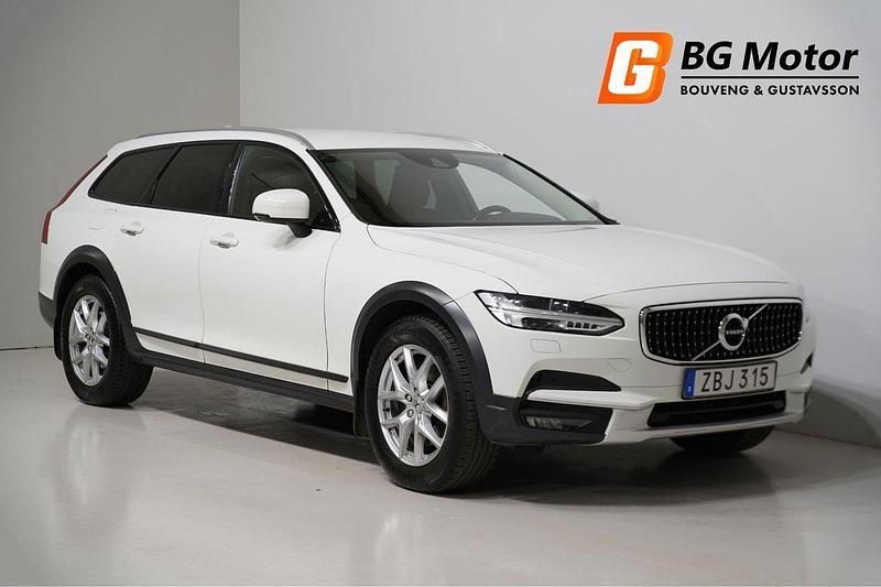 Vit Begagnad 2017 Volvo V90 CC Momentum Kombi | 174 900 kr (Dyr) - Bild 1/4
