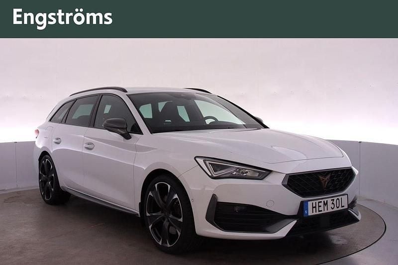 Vit (nevada white metallic) Begagnad 2023 Cupra Leon Kombi | 339 900 kr (Marknadspris) - Bild 1/4
