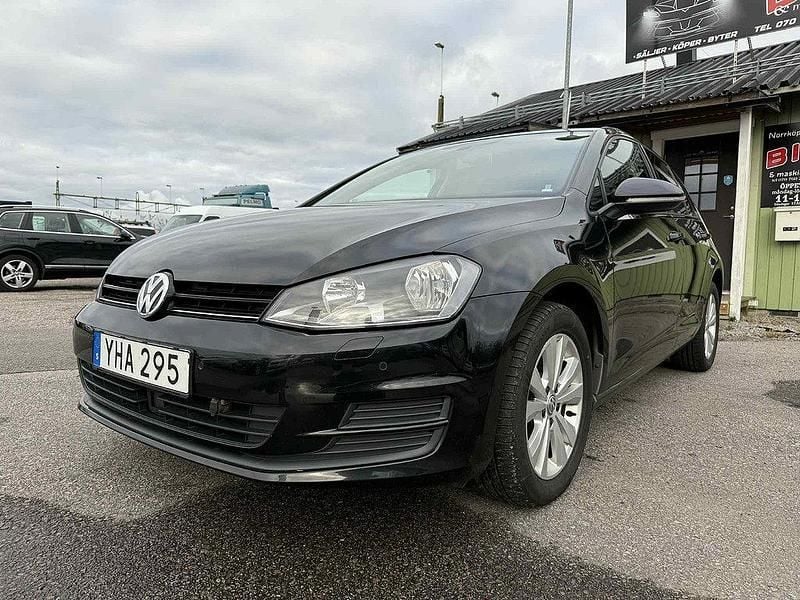 Svart Begagnad 2016 VW Golf VII Halvkombi | 124 900 kr (Marknadspris) - Bild 1/4