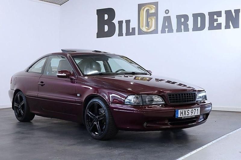 Mörkröd Begagnad 1998 Volvo C70 Sportkupé | 69 900 kr (Marknadspris) - Bild 1/4