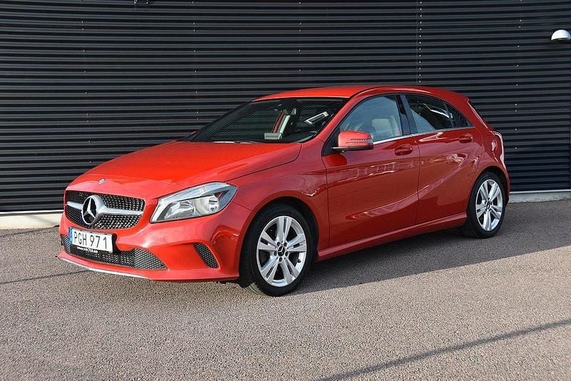 Röd Begagnad 2017 Mercedes A180 Edition Halvkombi | 149 900 kr (Marknadspris) - Bild 1/4