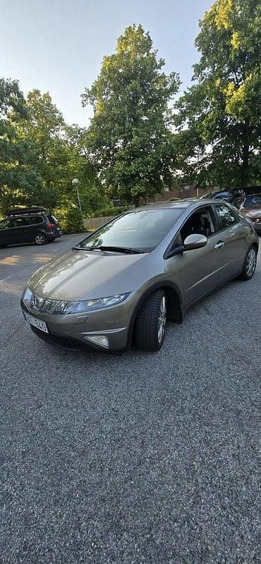 Grå Begagnad 2008 Honda Civic Sport Halvkombi | 48 000 kr (Marknadspris) - Bild 1/4