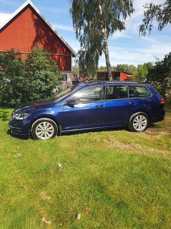 Blå Begagnad 2018 VW Golf VII Kombi | 130 000 kr (Marknadspris) - Bild 1/4