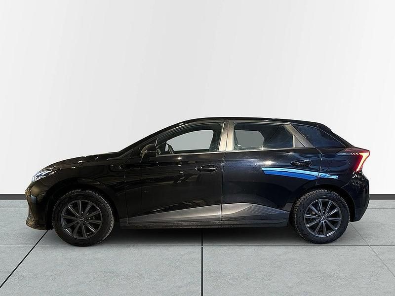 Begagnad MG MG4 EV 125 kW (170 HK) 2023 Svart Halvkombi