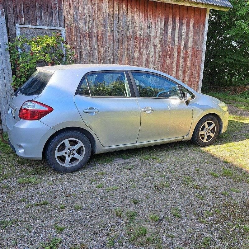 Silver Begagnad 2010 Toyota Auris Plus Halvkombi | 27 000 kr (Marknadspris) - Bild 1/4