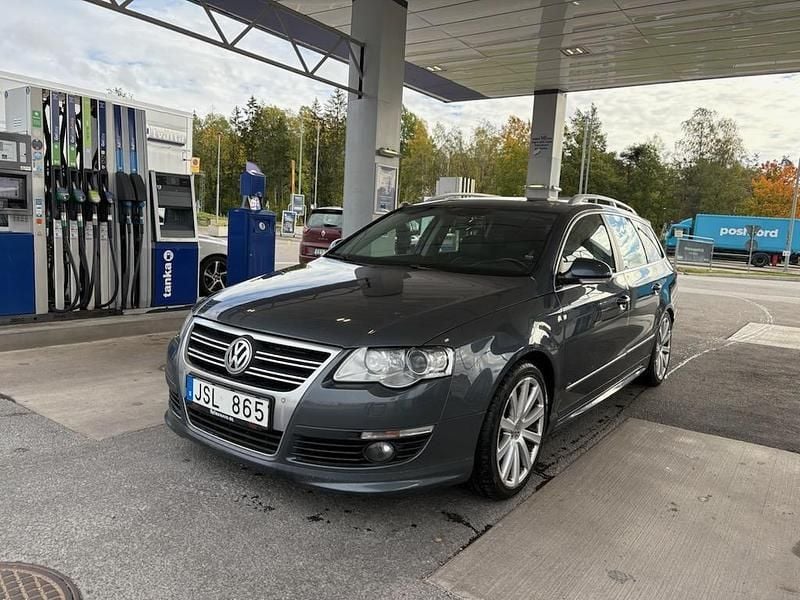 Grå Begagnad 2009 VW Passat R-line Kombi | 49 900 kr (Marknadspris) - Bild 1/4