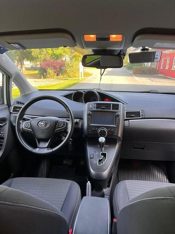Vit Begagnad 2016 Toyota Verso Multidrive S Minibuss | 160 000 kr (Marknadspris) - Bild 1/4