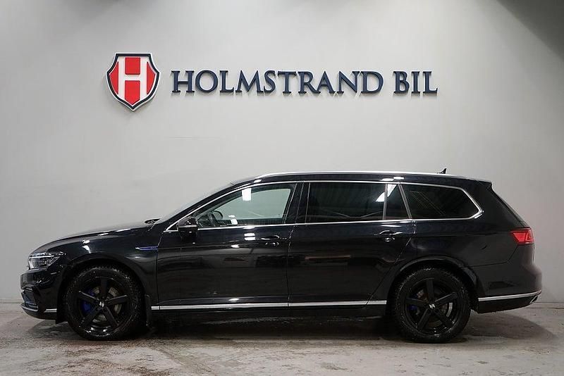 Svart Begagnad 2023 VW Passat Executive Kombi | 304 900 kr (Dyr) - Bild 1/4