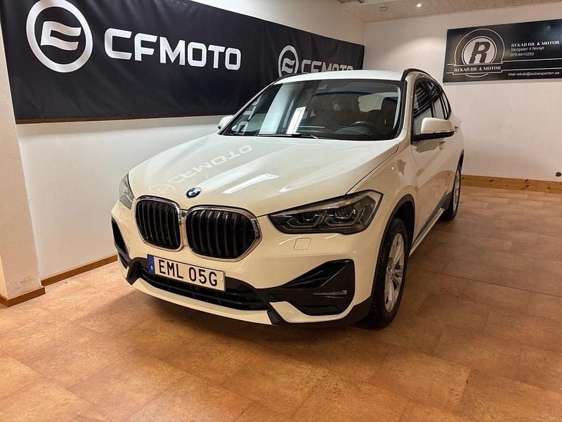 Vit Begagnad 2020 BMW X1 Sport Line SUV | 304 900 kr (Marknadspris) - Bild 1/4
