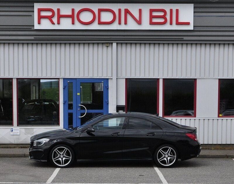 Kosmos svart metallic Begagnad 2015 Mercedes CLA200 AMG Sportkupé | 149 900 kr (Bra pris) - Bild 1/4