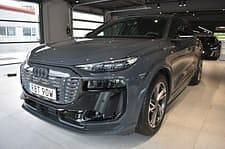 Grå Ny 2025 Audi Q6 e-tron S-Line SUV | 977 200 kr (Marknadspris) - Bild 1/4