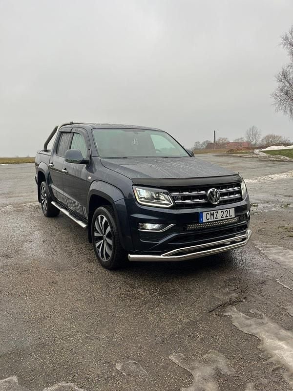 Mörkblå metallic Begagnad 2019 VW Amarok Pickup | 325 000 kr (Marknadspris) - Bild 1/4