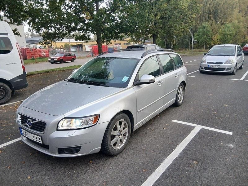 Grå Begagnad 2011 Volvo V50 Momentum Kombi | 55 000 kr (Marknadspris) - Bild 1/4