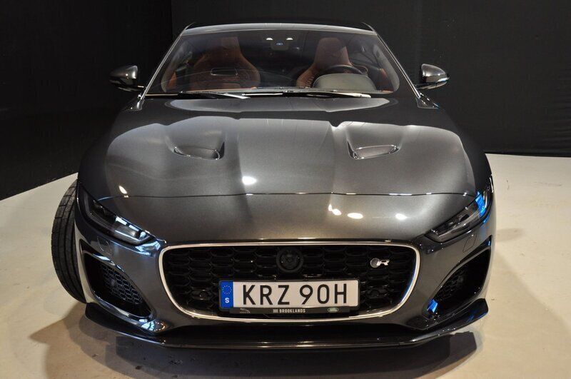 Begagnad Jaguar F-Type R 576 HK (423 kW) 2023 Grå Sportkupé