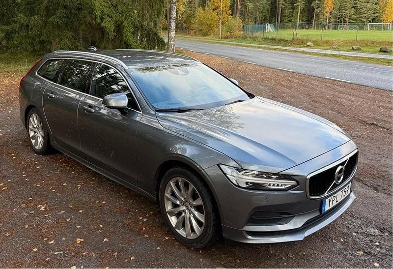 Grå Begagnad 2019 Volvo V90 Momentum Kombi | 155 000 kr (Superpris) - Bild 1/4