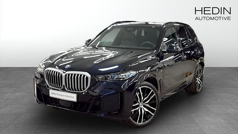 Svart (carbon black metallic) Begagnad 2025 BMW X5 Comfort Edition SUV | 1 028 700 kr (Lite dyr) - Bild 1/4