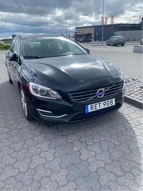 Svart Begagnad 2017 Volvo V60 Momentum Kombi | 155 000 kr (Marknadspris) - Bild 1/4
