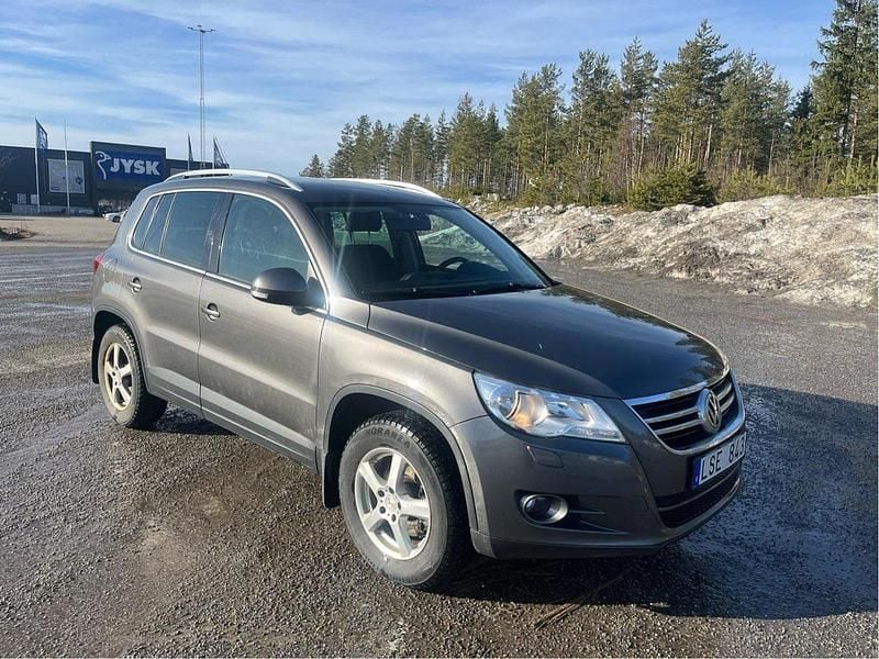 Grå Begagnad 2011 VW Tiguan Sportline SUV | 79 990 kr (Marknadspris) - Bild 1/4