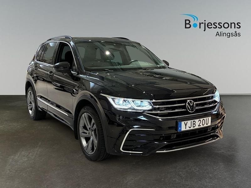 Svart Begagnad 2022 VW Tiguan R-line SUV | 369 900 kr (Marknadspris) - Bild 1/4
