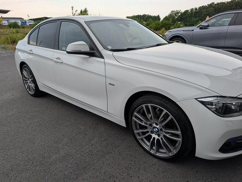 Vit Begagnad 2016 BMW 320 Sport Line Sedan | 165 000 kr (Superpris) - Bild 1/4