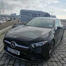 Svart Begagnad 2022 Mercedes A180 AMG Halvkombi | 259 000 kr (Marknadspris) - Bild 1/4