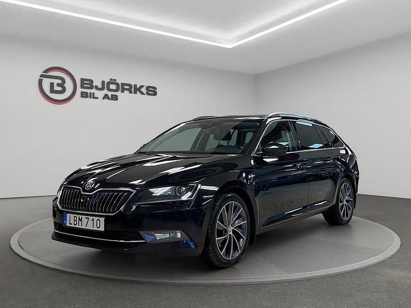 Svart Begagnad 2015 Skoda Superb LAURIN & KLEMENT Kombi | 164 500 kr (Marknadspris) - Bild 1/4