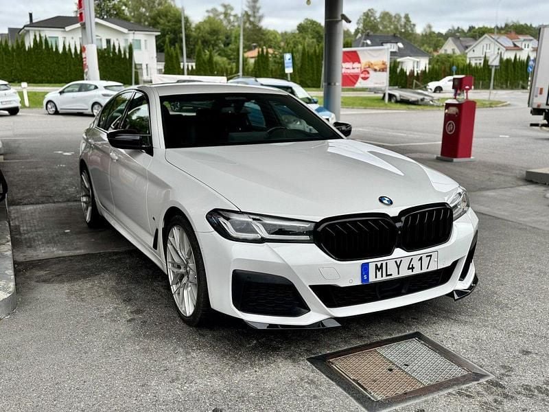 Vit Begagnad 2021 BMW 530e M Sport Sedan | 359 000 kr (Lite dyr) - Bild 1/4