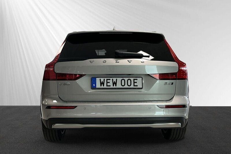 Silver Begagnad 2023 Volvo V60 CC Core Kombi | 369 900 kr (Bra pris) - Bild 1/1