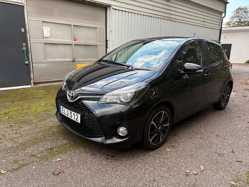 Svart Begagnad 2014 Toyota Yaris Active Halvkombi | 85 000 kr (Marknadspris) - Bild 1/4