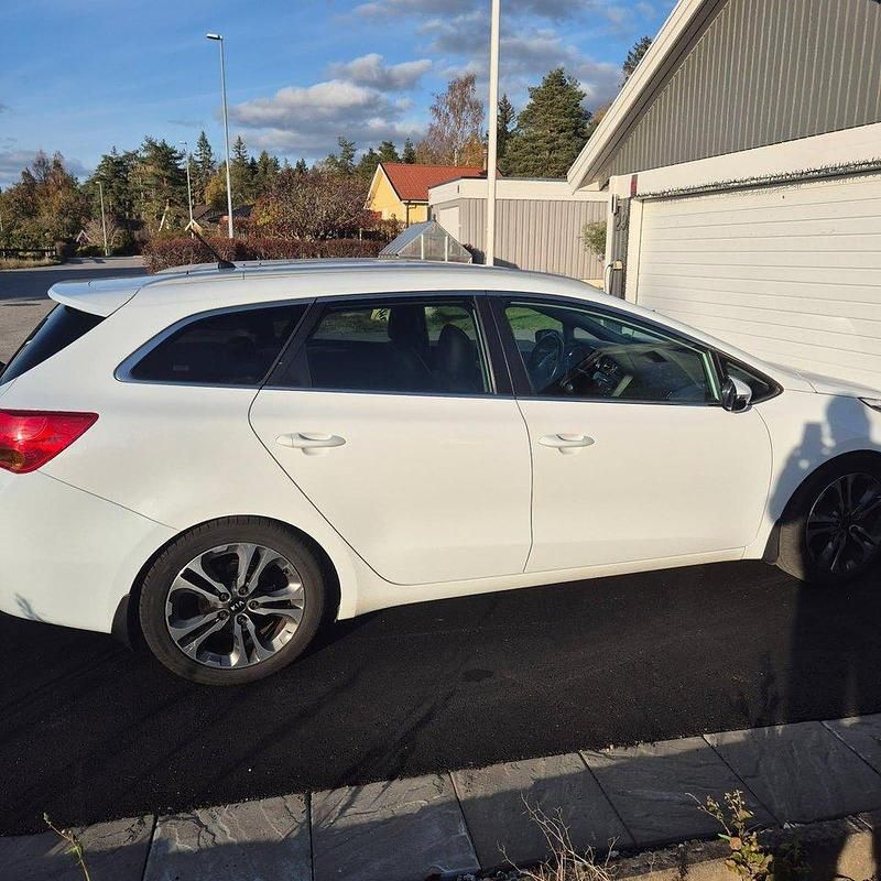 Vit Begagnad 2013 Kia Ceed Sportswagon Comfort Kombi | 64 500 kr (Marknadspris) - Bild 1/4