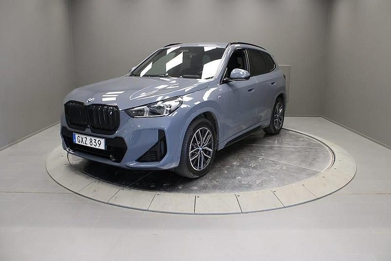Mörkgrå Begagnad 2022 BMW iX1 Comfort Edition SUV | 459 000 kr (Lite dyr) - Bild 1/4