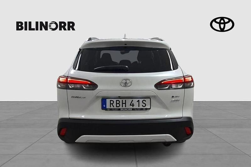 Begagnad Toyota Corolla Cross Style 200 HK (147 kW) 2024 Vit SUV