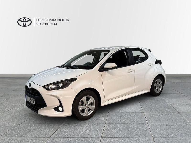 Vit Begagnad 2023 Toyota Yaris Hybrid Active Halvkombi | 224 900 kr (Marknadspris) - Bild 1/4