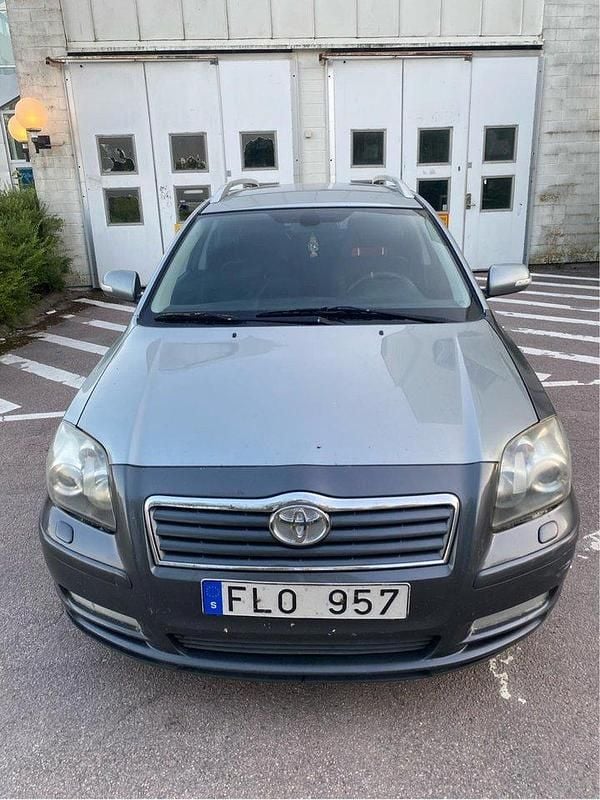 Grå Begagnad 2007 Toyota Avensis Kombi | 15 500 kr (Marknadspris) - Bild 1/4