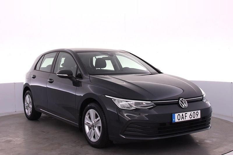 Grå (urano grey) Begagnad 2022 VW Golf VIII Life Kombi | 229 000 kr (Marknadspris) - Bild 1/4