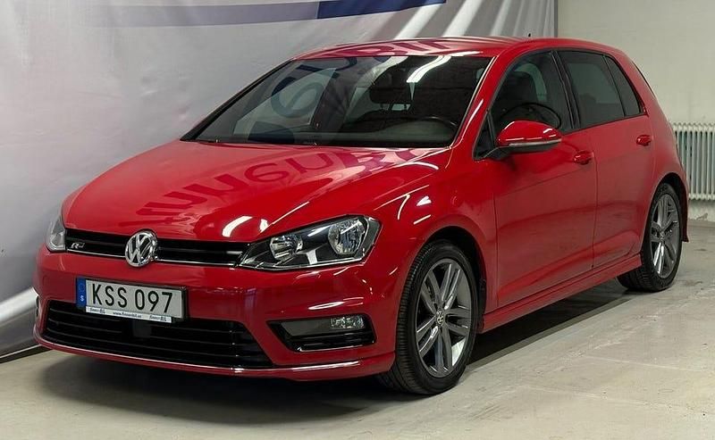Röd Begagnad 2015 VW Golf VII R-line Halvkombi | 159 500 kr (Lite dyr) - Bild 1/4