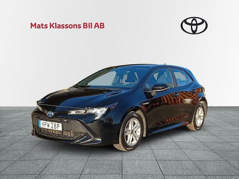 Svart Begagnad 2020 Toyota Corolla Hybrid Active Halvkombi | 199 000 kr (Marknadspris) - Bild 1/4
