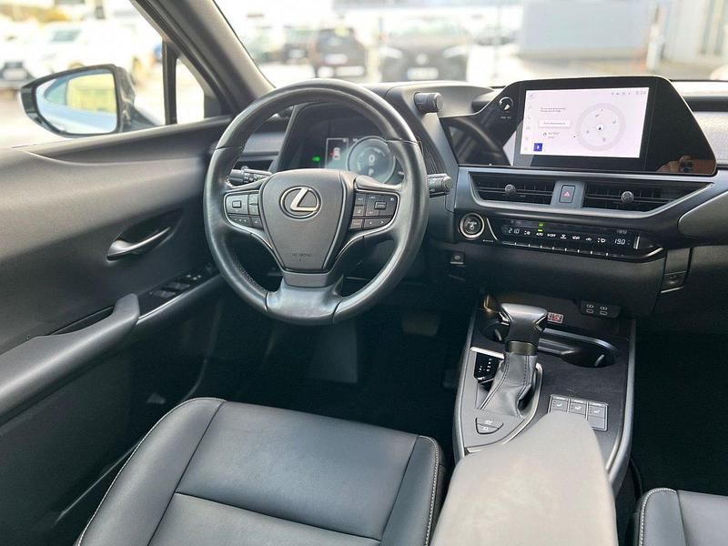 Begagnad Lexus UX 250h Sport Design Packet 184 HK (135 kW) 2022 Grå (silver metallic) SUV