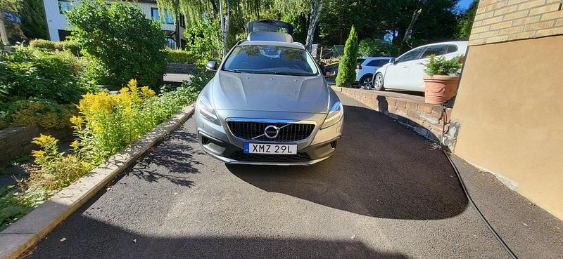Grå Begagnad 2019 Volvo V40 CC Momentum Kombi | 205 000 kr (Marknadspris) - Bild 1/4
