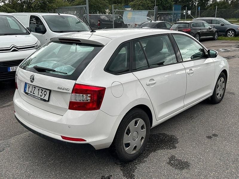 Vit Begagnad 2017 Skoda Rapid Halvkombi | 89 000 kr (Superpris) - Bild 1/4