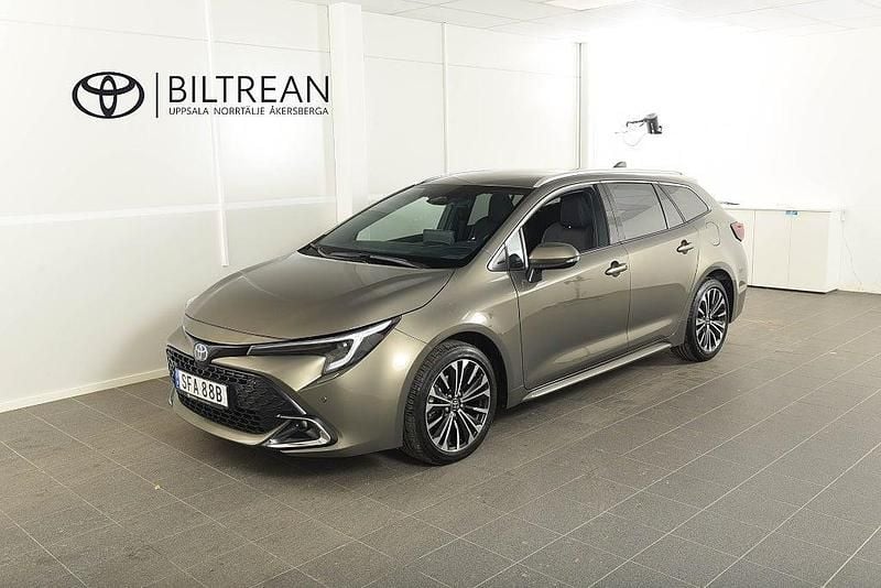 Grön Begagnad 2024 Toyota Corolla Style Kombi | 318 900 kr (Marknadspris) - Bild 1/4