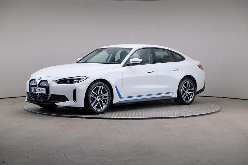 Vit (alpinvit) Begagnad 2022 BMW i4 Sedan | 399 000 kr (Marknadspris) - Bild 1/4