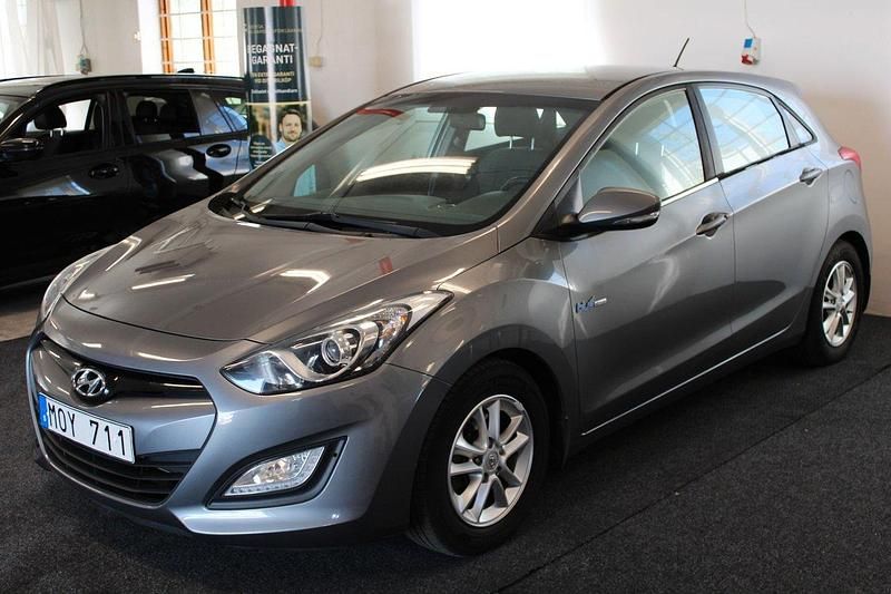 Grå Begagnad 2012 Hyundai i30 Halvkombi | 99 900 kr (Marknadspris) - Bild 1/4