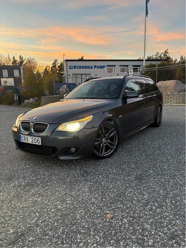 Grå Begagnad 2008 BMW 530 M Sport Kombi | 79 000 kr (Bra pris) - Bild 1/4